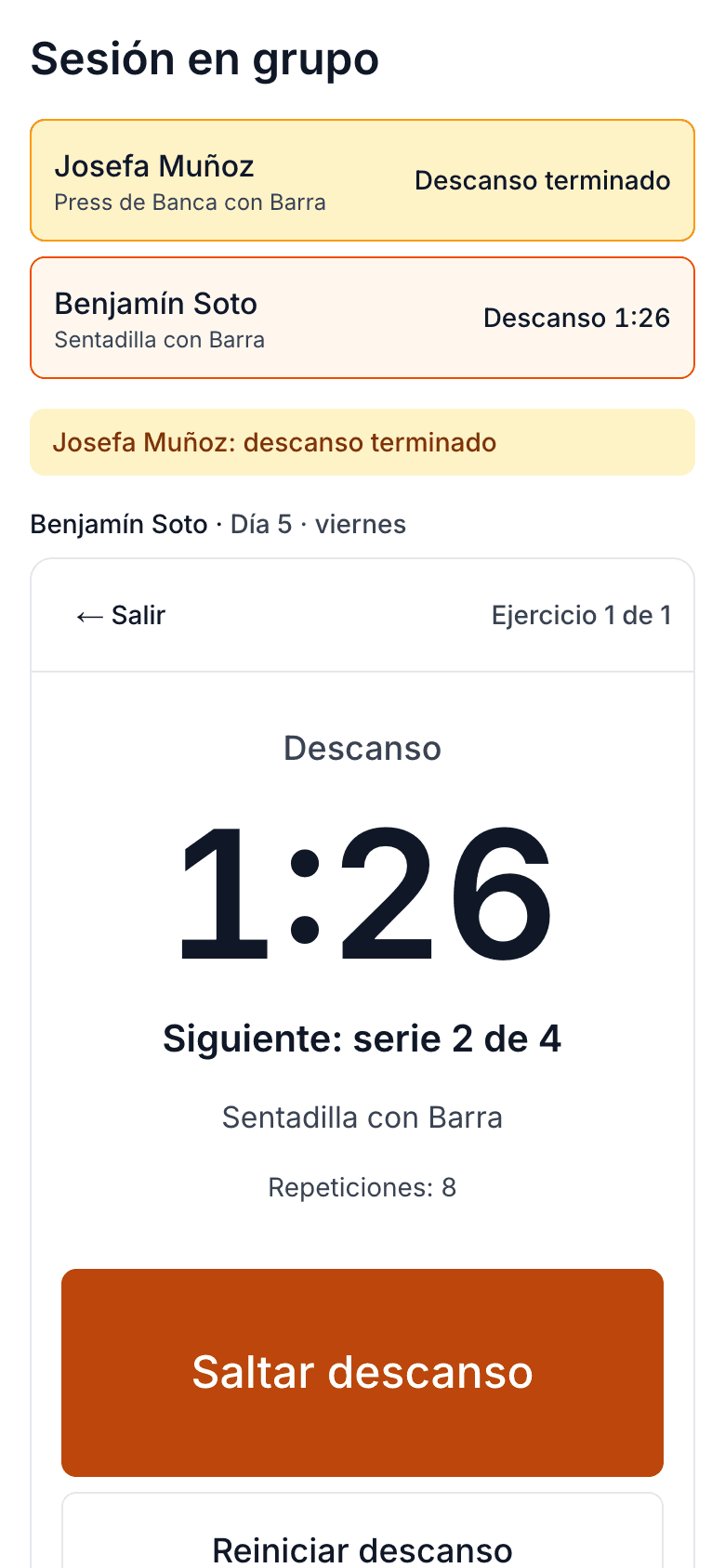Sesión en grupo de mi PT en el teléfono del entrenador: dos clientes, uno con su fila destacada en «Descanso terminado» y otro con 1:26 de descanso por delante, y debajo la sesión guiada del segundo con su próxima serie.